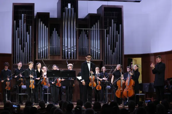 Камерный оркестр «Fiori Musicali» под управлением Климентия Катенина. Солист Пётр Бердников, альт