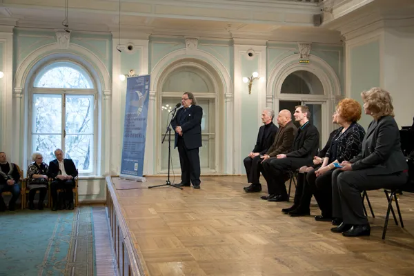 Выступает Председатель жюри конкурса, Народный артист России, проректор по артистической деятельности и учебно-методическому объединению Московской консерватории, профессор Александр Зиновьевич Бондурянский.