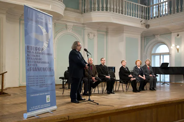 Выступает Председатель жюри конкурса, Народный артист России, проректор по артистической деятельности и учебно-методическому объединению Московской консерватории, профессор Александр Зиновьевич Бондурянский.
