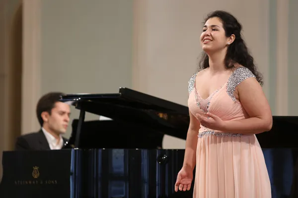 На открытии выступают лауреаты I премии конкурса «Piano & Voice» (2012) Альбина Латипова (сопрано) и Алексей Демченко (фортепиано).