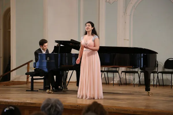 На открытии выступают лауреаты I премии конкурса «Piano & Voice» (2012) Альбина Латипова (сопрано) и Алексей Демченко (фортепиано).