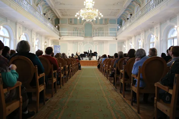 Выступают лауреаты II премии конкурса «Piano & Voice» (2012) Максим Перебейнос (баритон) и Ольга Грибовская (фортепиано).