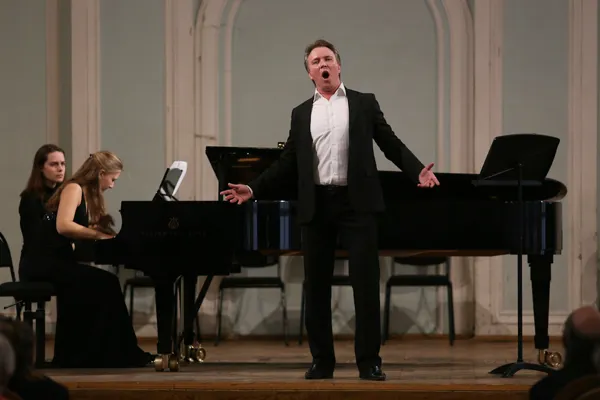 На открытии выступают лауреаты II премии конкурса «Piano & Voice» (2012) Максим Перебейнос (баритон) и Ольга Грибовская (фортепиано).