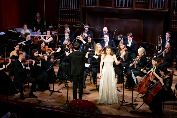Камерный оркестр «KOROLЁV orchestra». Художественный руководитель – главный дирижер Григорий Королев, солиста Молодежной программы Большого театра Елизавета Нарсия (сопрано).