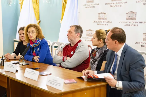 Выступает продюсер концерта «дорогами Высоцкого», профессор Московской консерватории Евгения Кривицкая